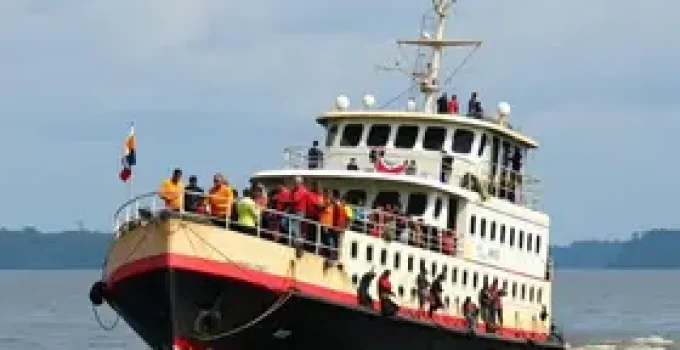 Marinha resgata passageiros após naufrágio em Manaus