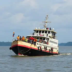Marinha resgata passageiros após naufrágio em Manaus