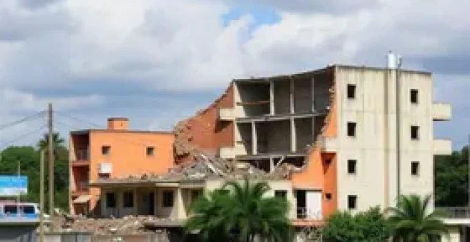 demolições em áreas públicas na zona Norte de Manaus